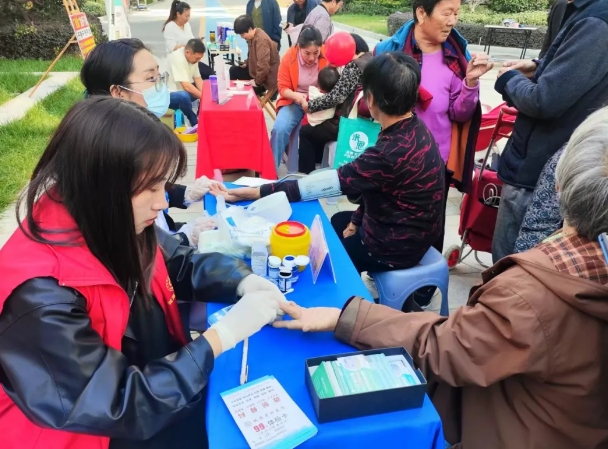威客电竞发展公司联合爱心企业开展重阳节老年人急救大讲堂宣传活动