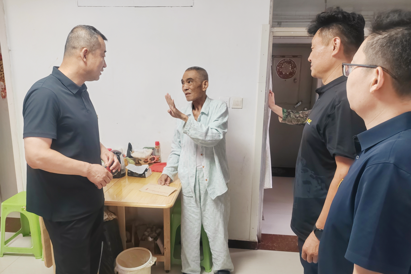 威客电竞发展公司开展“七一” 走访慰问困难党员活动