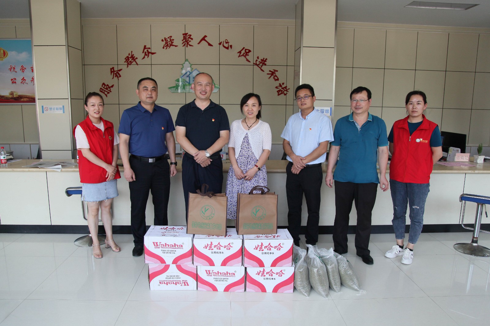 威客电竞开展党员科级干部下沉联系帮包网格工作暨社区“送清凉”活动