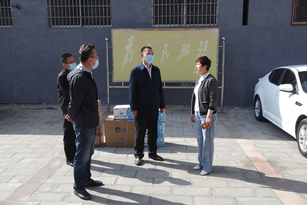 威客电竞到“双报到”公园社区开展帮包活动