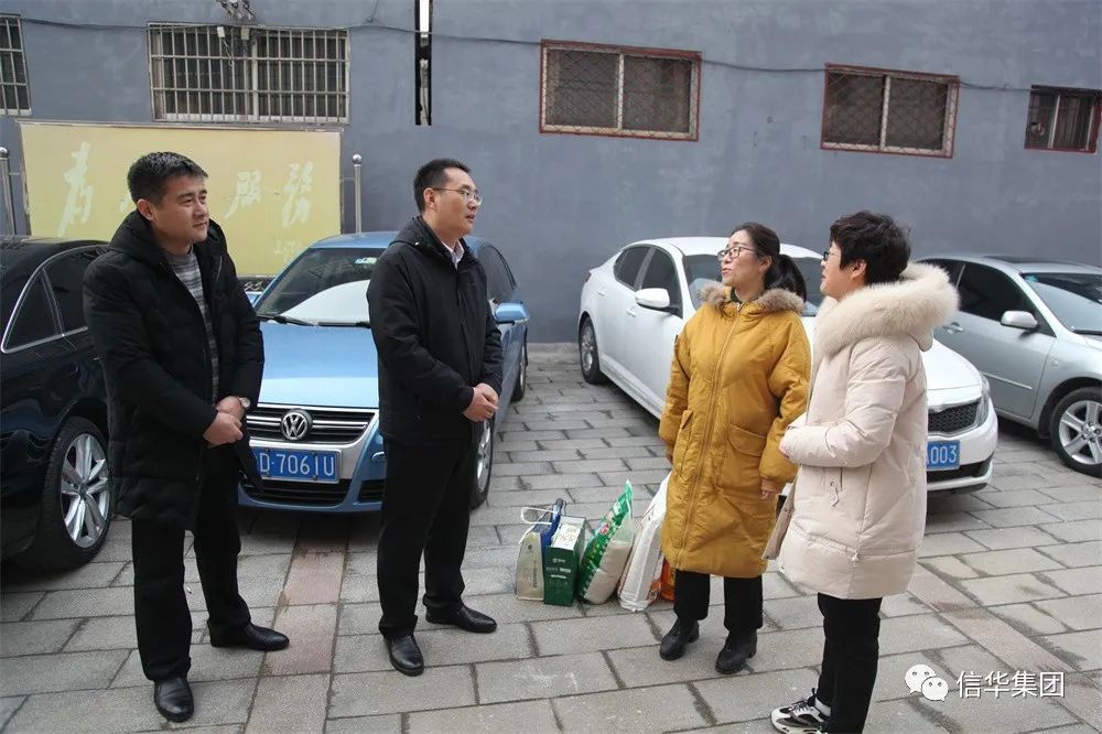 威客电竞到公园社区走访慰问老党员和困难群众
