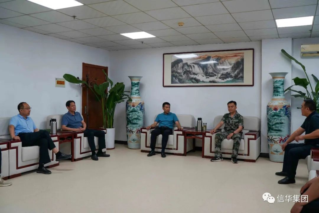 贴心为民办实事 锦旗相赠表谢意--张汪镇前寨子村为威客电竞发展公司送锦旗