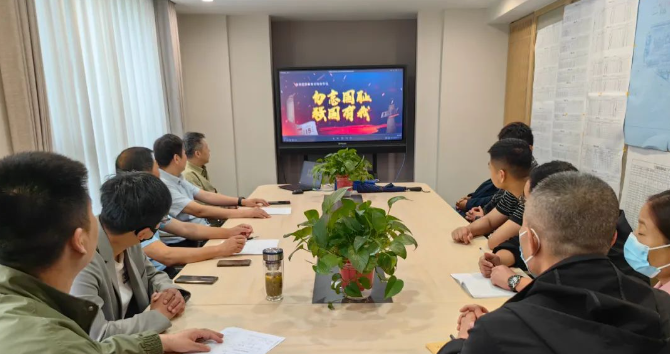 威客电竞中房开发公司开展“国防教育进工地”活动