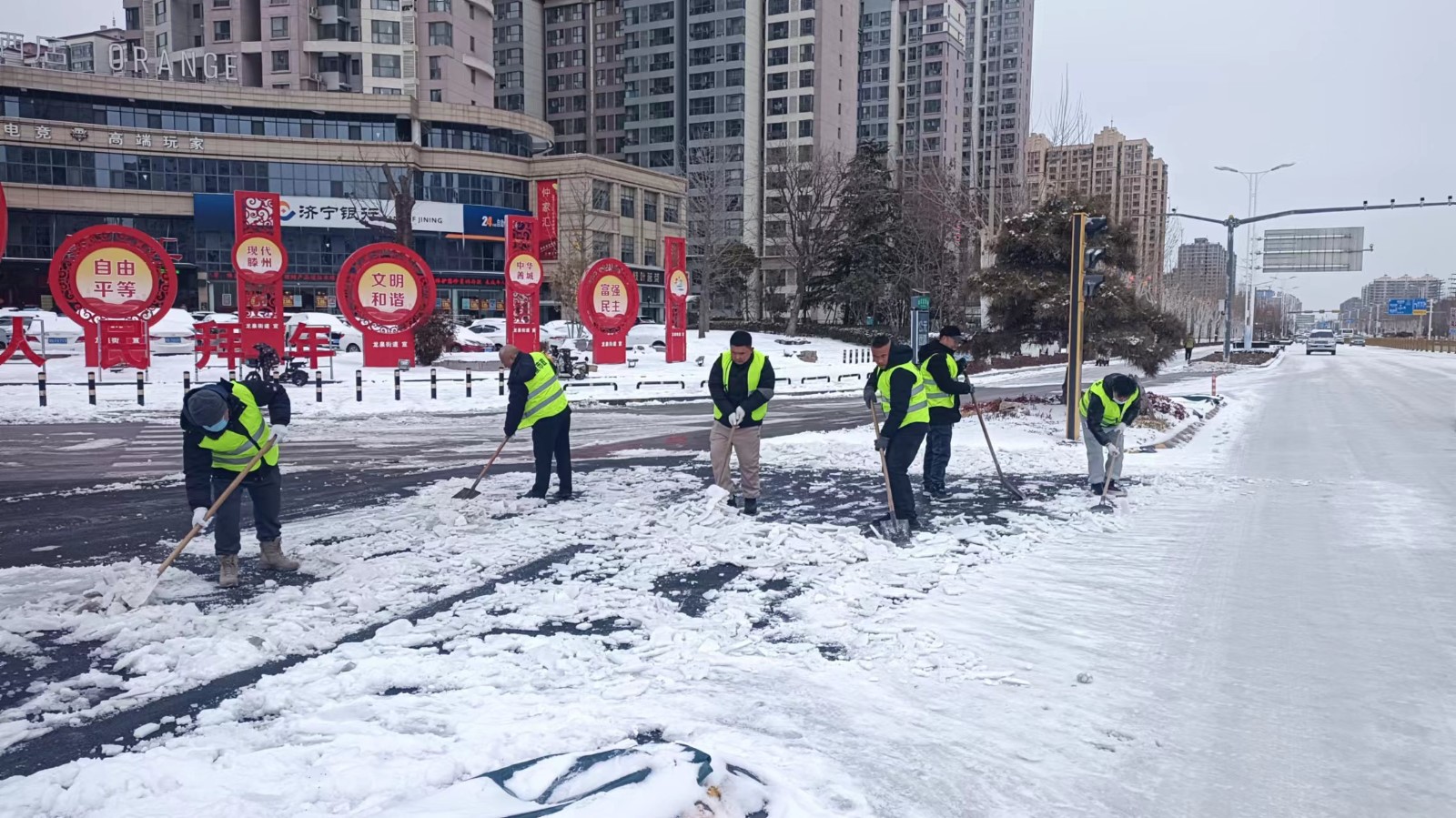 除冰雪 保安全 | 威客电竞积极开展清雪除冰行动